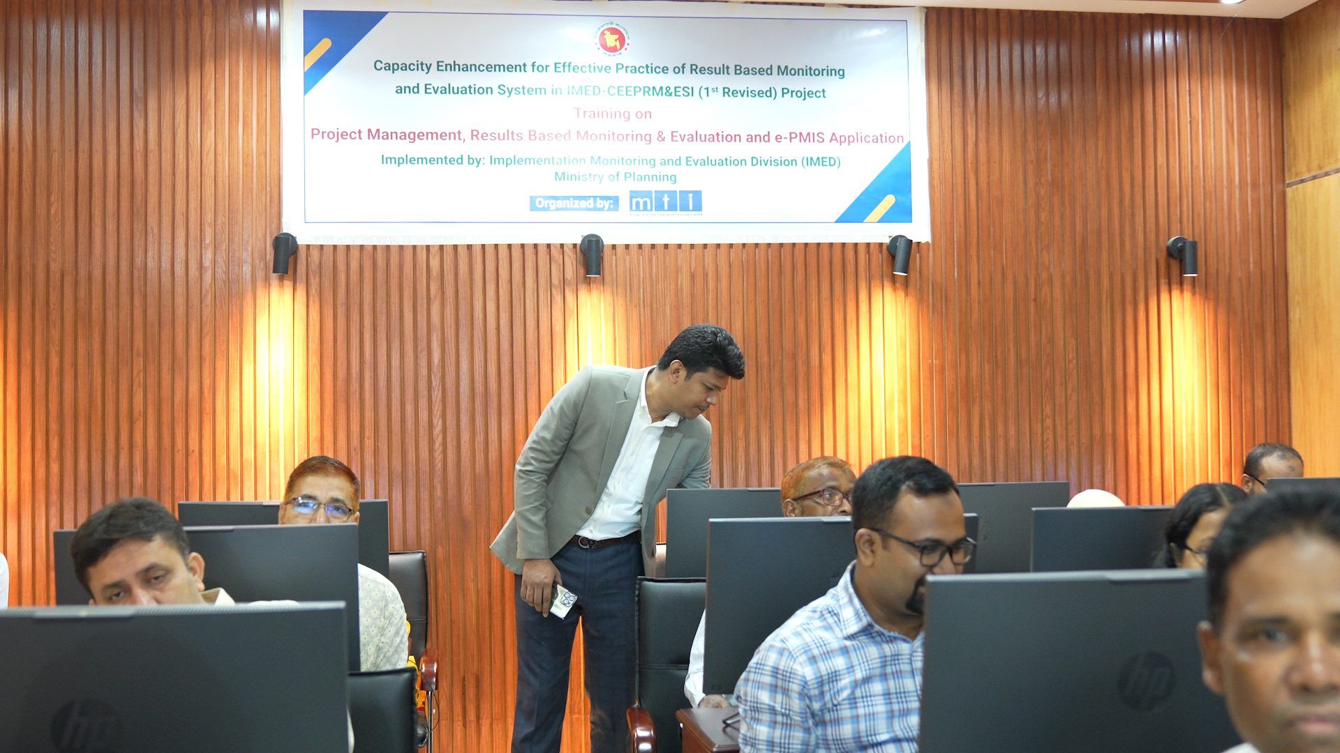 A training session in progress at the IMED Lab.